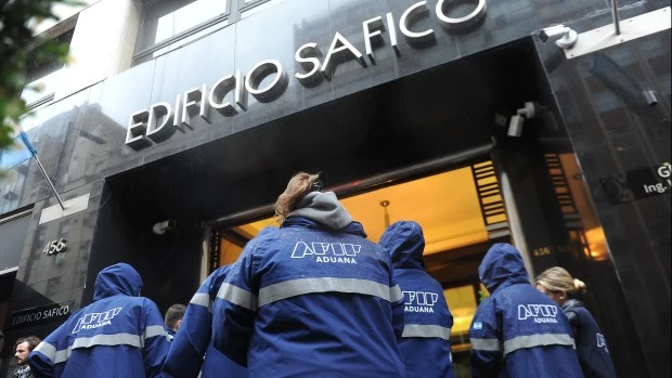 Continúan los allanamientos en la city porteña por el circuito ilegal del dólar