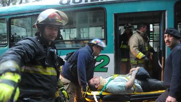 Triple choque de colectivos y 12 pasajeros heridos en el Bajo porteño