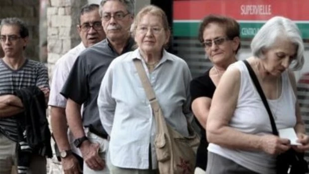 Anuncian un aumento de 20,87% en jubilaciones y pensiones y un refuerzo de $55 mil en diciembre para mínima