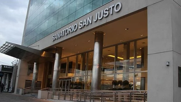 Protesta de los trabajadores del sanatorio de Camioneros en San Justo por falta de pago de sueldos 