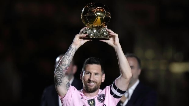 Messi celebra su octavo Balón de Oro para cerrar el año