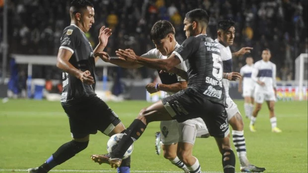 Atlético Tucumán vence a Gimnasia y lo complica con la permanencia