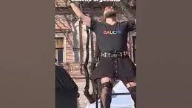 Días atrás fuimos testigos de una expresión artística en la feria gaucha de mataderos donde un gauche (sic) manifestaba su descontento con la historia gaucha juzgando al pasado con la facilidad que da el presente, utilizando elementos identitarios patrimonio de todo un Pueblo para difundir sus opiniones personalísimas y ofendiendo.