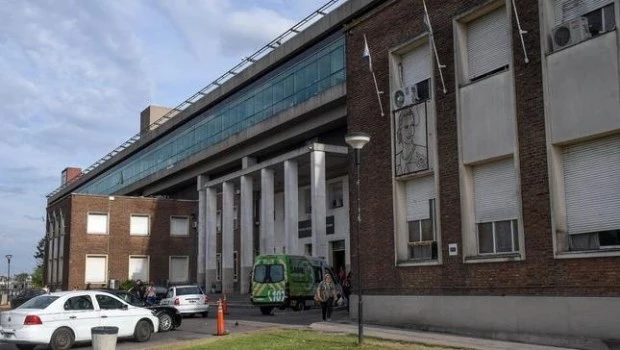 Trabajadores del Hospital Posadas realizan un paro de 24 horas