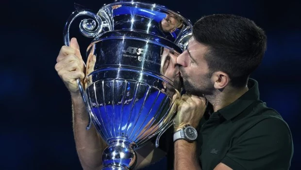 Novak Djokovic recibió su trofeo tras asegurar terminar el año como el número uno del mundo y extender su récord a ocho.