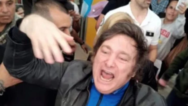 Milei increpó a un cronista apenas llegó a Rosario : "Esto es para la gente, no para vos"
