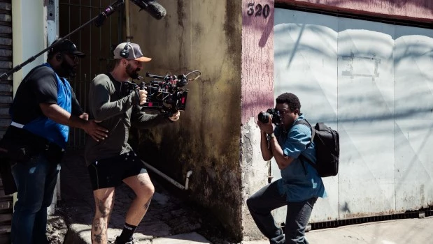 La serie retoma la vida de Buscapé veinte años más tarde. Ya periodista, acompaña a una colega que le pide ayuda para escribir historias sobre la famosa favela carioca.