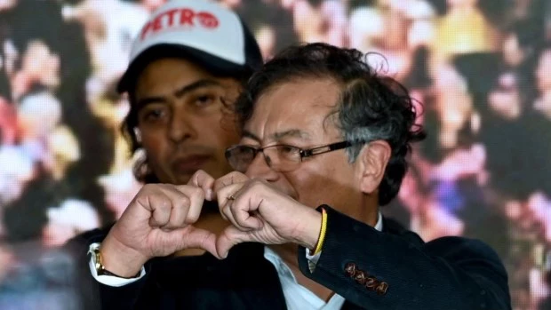 El presidente de Colombia respaldó a Massa y dijo que el domingo se define "esperanza o barbarie"