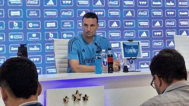 Scaloni confirmó a Messi como titular contra Uruguay y expresó su alegría por enfrentar a Bielsa