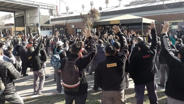 Paro total de actividades en la fábrica Pirelli en reclamo de "igual salario por igual tarea"