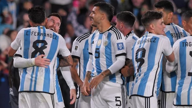 La Selección argentina recibe a Uruguay en La Bombonera en busca de mantener su invicto en las Eliminatorias