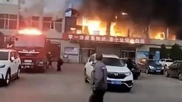 Ascienden a 26 las muertes por un incendio en China y hay decenas de heridos