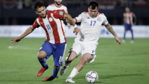 Chile y Paraguay se miden por las Eliminatorias en Santiago