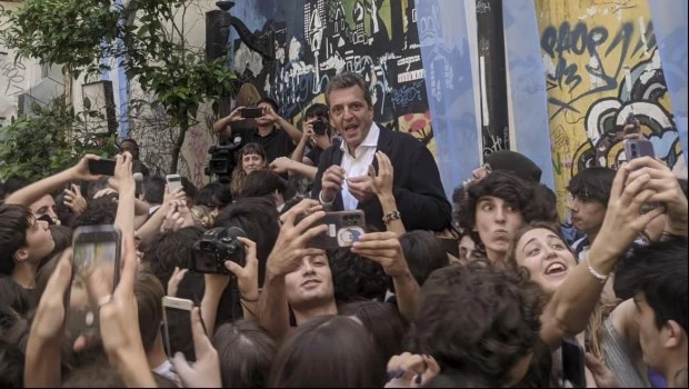 Con una visita al colegio Carlos Pellegrini, Massa se comprometió a defender la educación pública