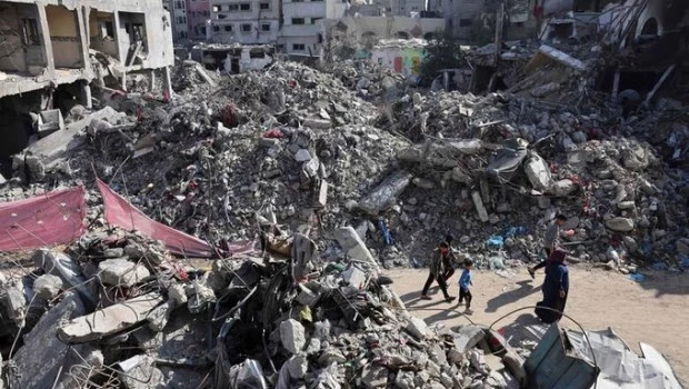 Miles de cuerpos yacen enterrados entre los escombros en Gaza
