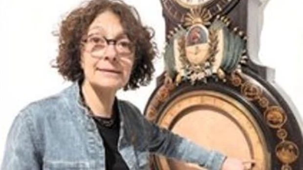 Ana Morales junto al Reloj de las 14 provincias, porque son las que formaban la Confederación en la década de 1830.