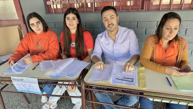 Luis Petri fiscaliza en su mesa en Mendoza: "A votar con libertad"