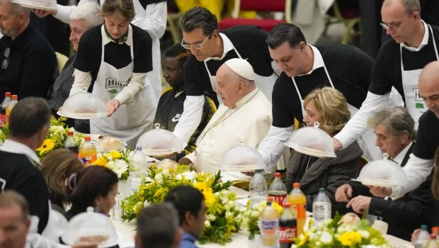 El Papa criticó la "indiferencia" de la sociedad ante el "escándalo" de la pobreza