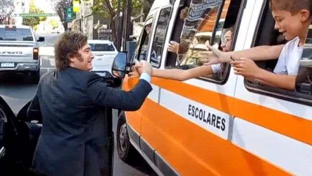 Rumbo a Olivos, Milei se bajó del auto para saludar a estudiantes en un micro escolar