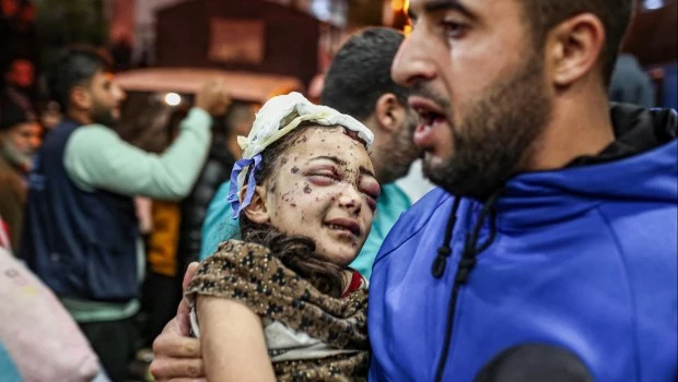 Tropas israelíes combatían hoy con milicianos palestinos en un campamento de refugiados urbano y a las puertas de un hospital cercano, mientras Israel expande su ofensiva en el norte de la Franja de Gaza.