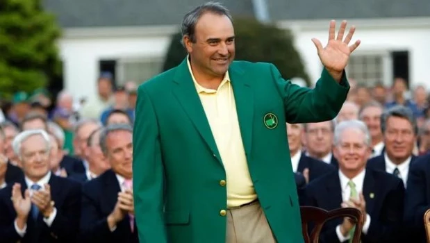 Todos los aplausos son para Ángel Cabrera, quien luce el saco verde en Augusta.