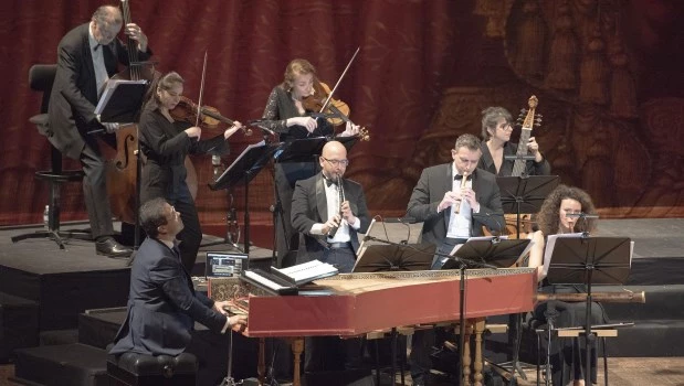 Los cantantes fueron apareciendo desde distintos lugares para una mejor proyección de las voces y los instrumentos.