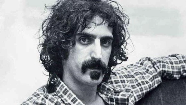 Se cumplen 30 años de la muerte de Frank Zappa, el músico que se animó a todo con sus partituras