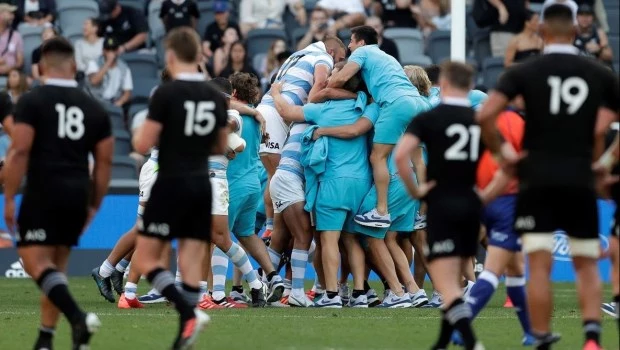 Una imagen inédita: el festejo de Los Pumas ante la resignación de los All Blacks.