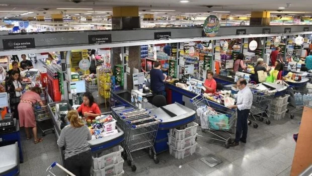 Supermercados y mayoristas colmados ante posibles remarcaciones