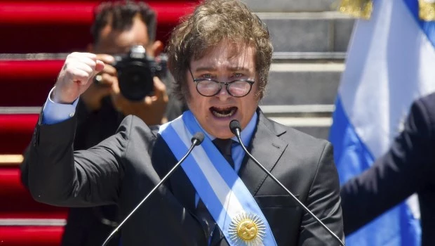El Presidente en las escalinatas del Congreso: "Nos han arruinado la vida; no hay plata"