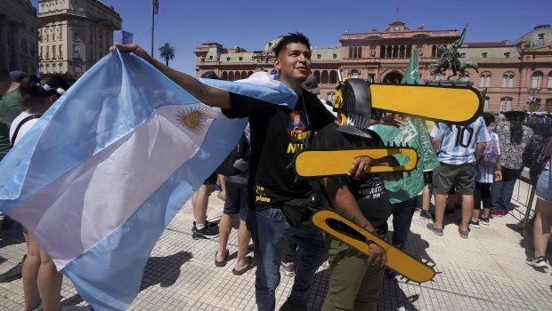 Los simpatizantes de la Libertad Avanza pusieron color festivo a la asunción