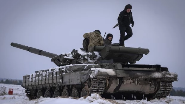 Soldados ucranianos practican en un tanque durante un entrenamiento militar en Ucrania el miércoles 6 de diciembre de 2023.