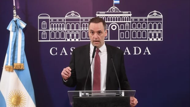 Manuel Adorni durante la conferencia de prensa.