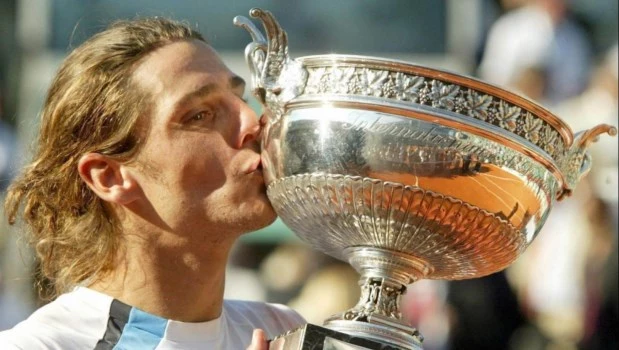 Gastón Gaudio besa la copa luego de hacer realidad un triunfo inolvidable.