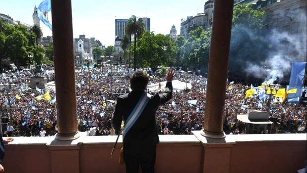 Debut con devaluación y ajuste y lejos de las promesas de campaña