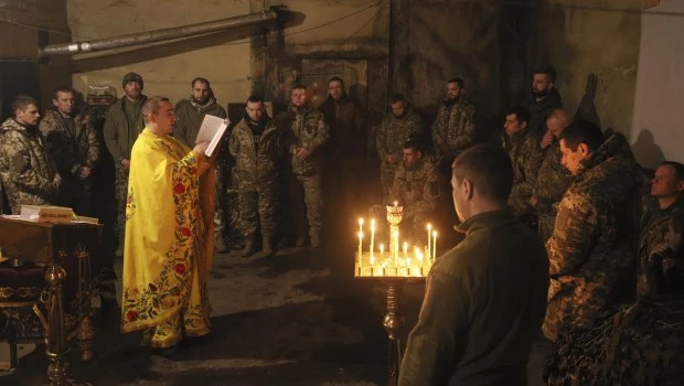 El capellán Iván de la Iglesia Ortodoxa de Ucrania lee una oración por los militares ucranianos de la 72° brigada mecanizada durante la sagrada liturgia antes de la próxima Navidad en la línea del frente cerca de Vuhledar, Ucrania (15 de diciembre de 2023).