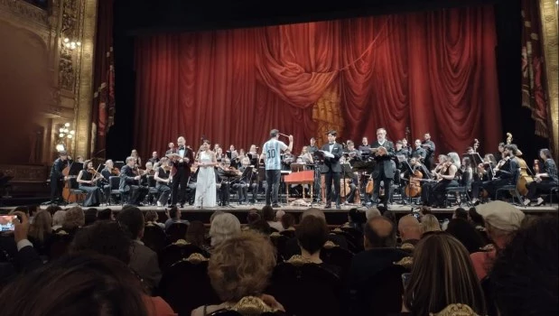 La velada culminó con un sorpresivo homenaje del di-rector Dubrovsky a la Selección Nacional al cumplirse un año de ganar el título mundial.