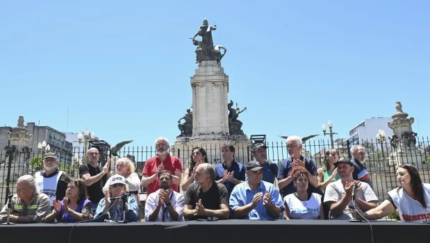 Representantes de el Polo Obrero, Unidad Piquetera, el dirigente sindical, Rubén "Pollo" Sobrero, Cristina Mena del MTR 12 de Abril, representantes de la AGD UBA, Claudio Dellecarbonara del gremio AGTSyP, entre otros.