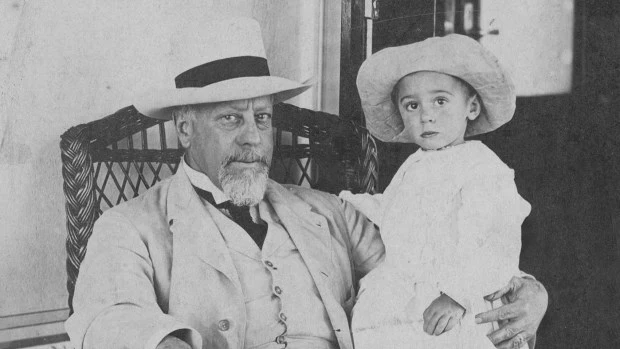 Julio A. Roca junto a su nieto en la estancia "La Paz", provincia de Córdoba, 1905 (Archivo General de la Nación Argentina)