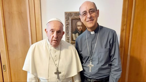 El papa Francisco junto a cardenal Víctor Manuel Fernández.