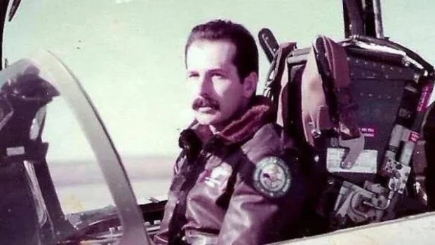 El aviador naval Owen Crippa en su avión en 1982.