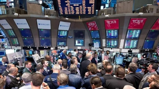 En el cierre de 2023, ligera caída en Wall Street deja jugosas ganancias a las grandes empresas tecnológicas