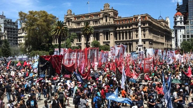 Instantánea resistencia al flamante gobierno en el Congreso y la calle