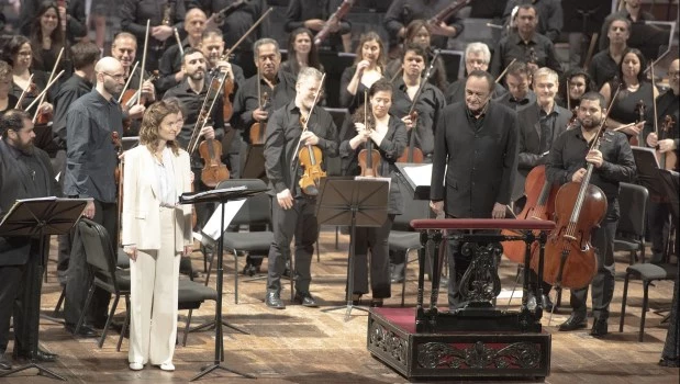 El magistral Charles Dutoit y su hija Annie Dutoit Argerich, junto a la Filarmónica, en la reposición del oratorio ‘Juana de Arco en la hoguera’, uno de los máximos títulos del año.