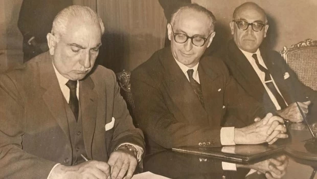 CREDITO: Archivo La Prensa. El gobernador de Buenos Aires, Oscar Alende, en el momento de firmar el convenio celebrado entre esa provincia y Obras Sanitarias de la Nación. A su izquierda, el presidente Arturo Frondizi. (21 de septiembre de 1961).