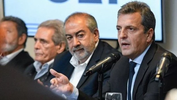 Después del breve silencio en que entró tras la derrota electoral, Sergio Massa, volvió a escena mediante un encuentro con la CGT.
