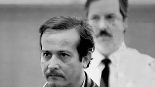 Ricardp Caputo, acompañado por el abogado Kennedy, se entregó a las autoridades el 9 de marzo de 1994.