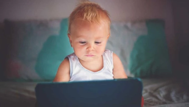 Los peligros de exponer a las pantallas a bebés y niños pequeños