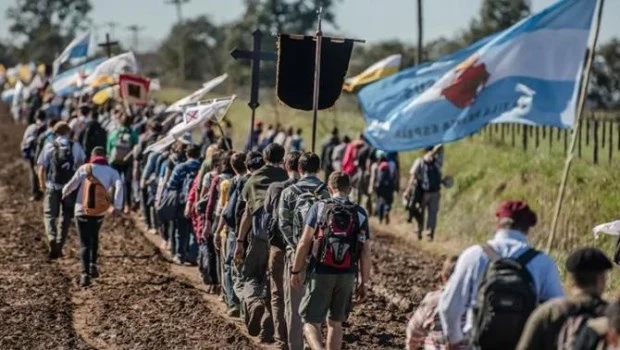 Un signo alentador es la creciente convocatoria que tienen peregrinaciones juveniles inspiradas en el tradicionalismo católico.