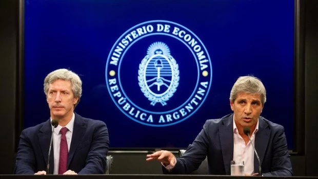 Santiago Bausili y Luis Caputo anunciaron el desembolso del FMI.